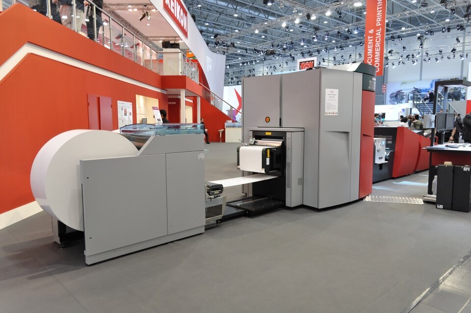 Рулонная линия Xeikon на drupa 2012: подача, печатный модуль и вывод. Рулонная линия Xeikon на drupa 2012: подача, печатный модуль и вывод.