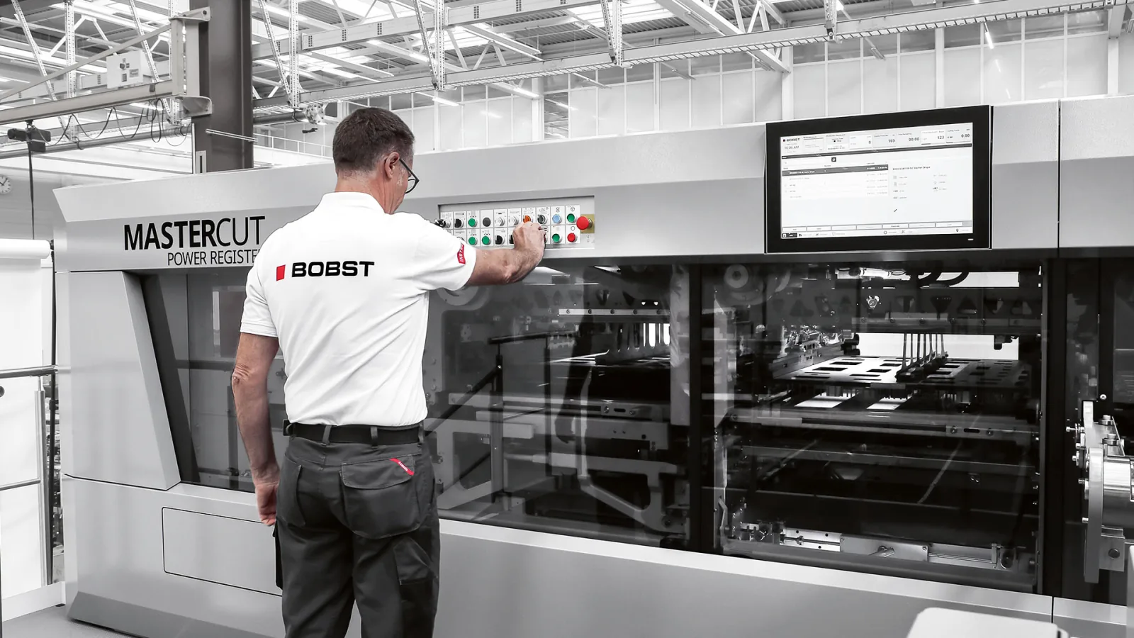 Оператор у BOBST MASTERCUT 106 PER. Оператор управляет высекальным прессом BOBST MASTERCUT 106 PER