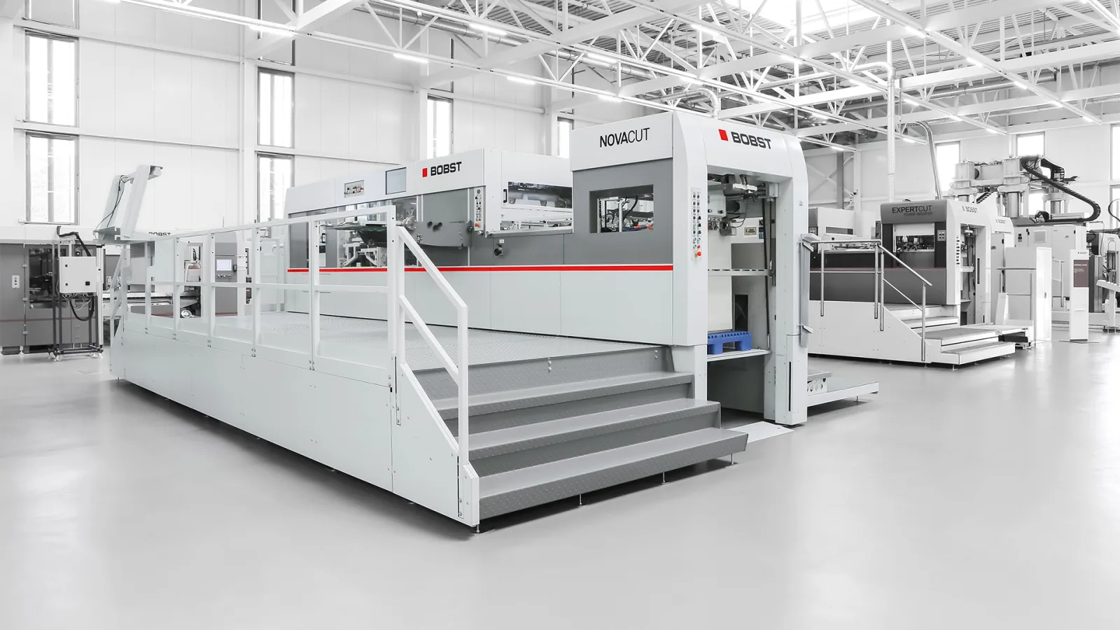 BOBST NOVACUT 106 ER: общий вид машины в демонстрационном зале. Высекальный пресс BOBST NOVACUT 106 ER с площадкой оператора