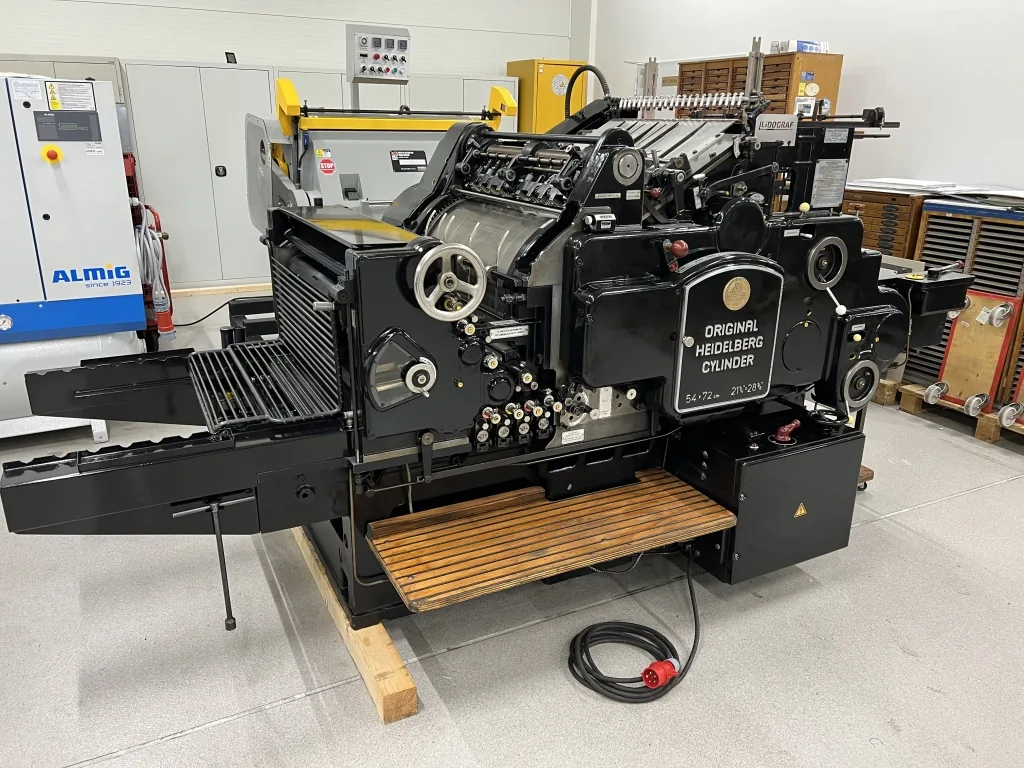 Heidelberg Cylinder S 54 × 72. Чёрная цилиндровая машина Heidelberg Cylinder S 54 × 72 в помещении продавца Lidograf