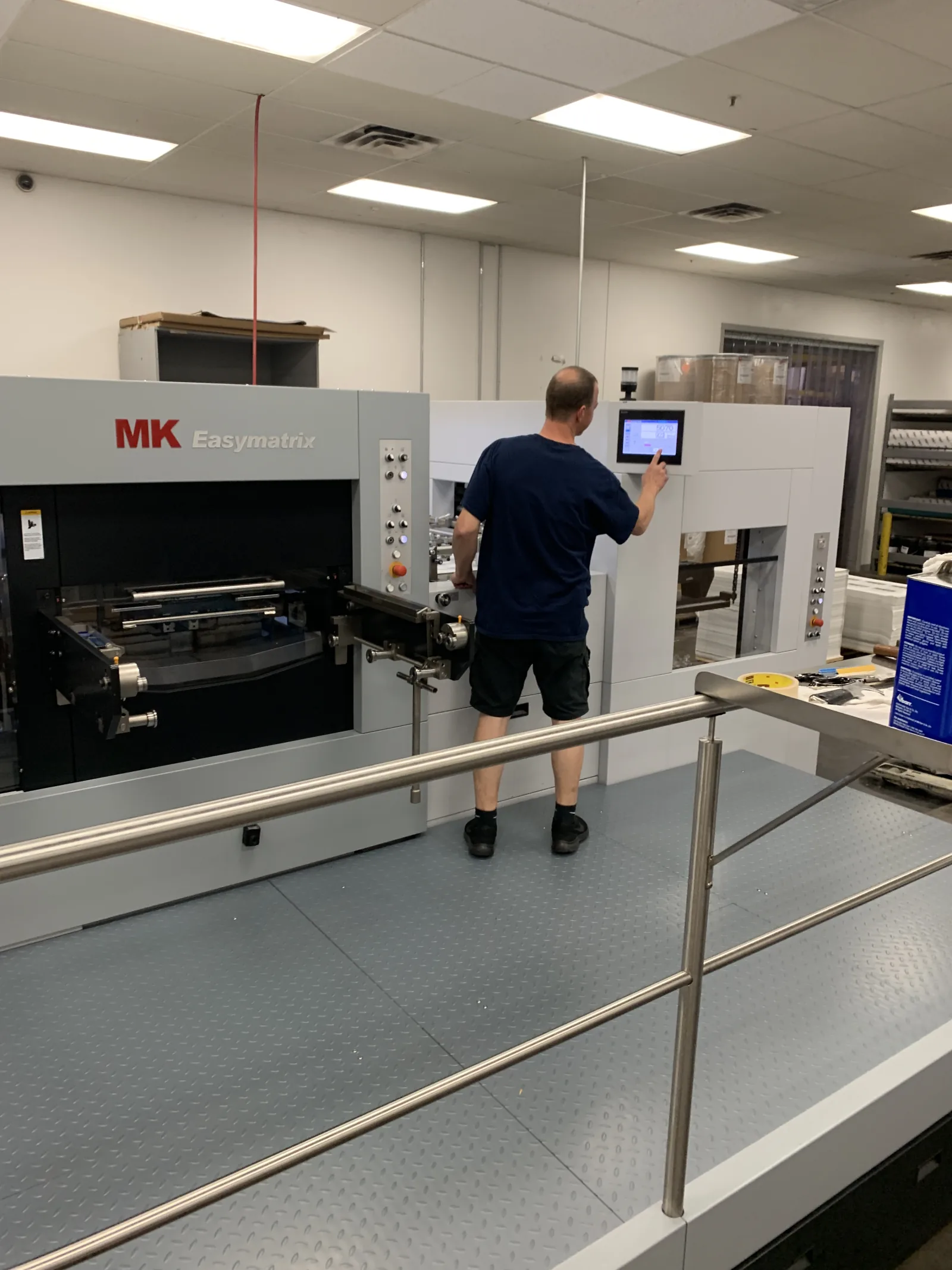 Easymatrix 106 CS в типографии Adams Litho, США. Оператор у высекального пресса Easymatrix 106 CS в типографии Adams Litho