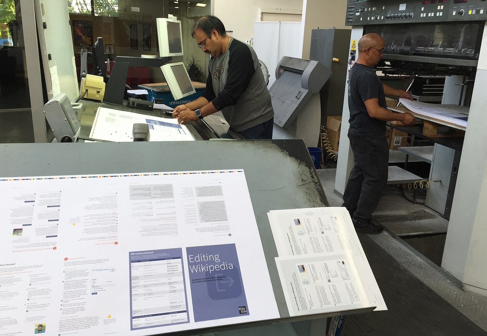 Печатники Watermark Press проверяют оттиск у восьмикрасочного 40-дюймового перфектора Komori, Сан-Франциско, 2016 год.